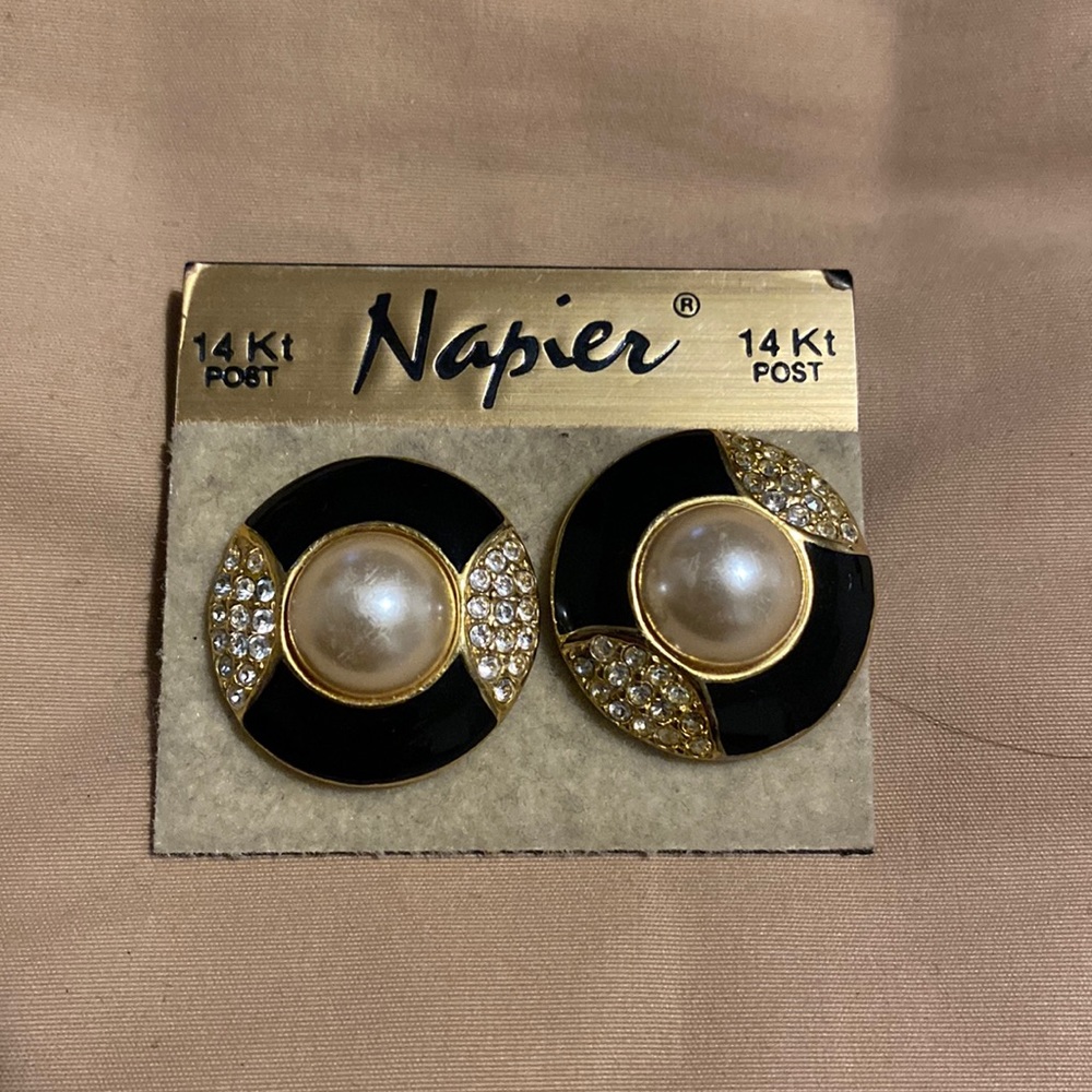🖤🤍💛EUC Napier Vintage 14KT Post Faux Pearl Earrings